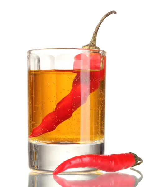 Sklo paprika vodka a červené chilli papričky izolované na bílém — Stock fotografie