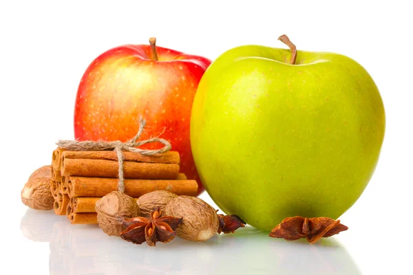 Корица палочки, яблоки, мускатный орех и аниса изолированы на белом — стоковое фото