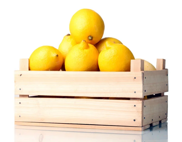 A fából készült doboz elszigetelt fehér érett citrom — Stock Fotó