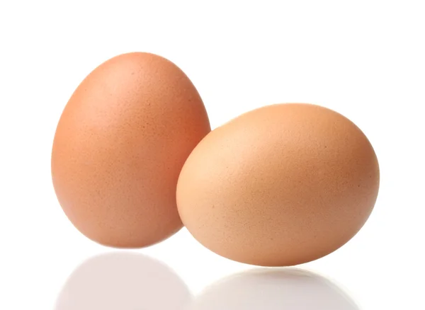 Twee eieren geïsoleerd op wit bruin — Stockfoto