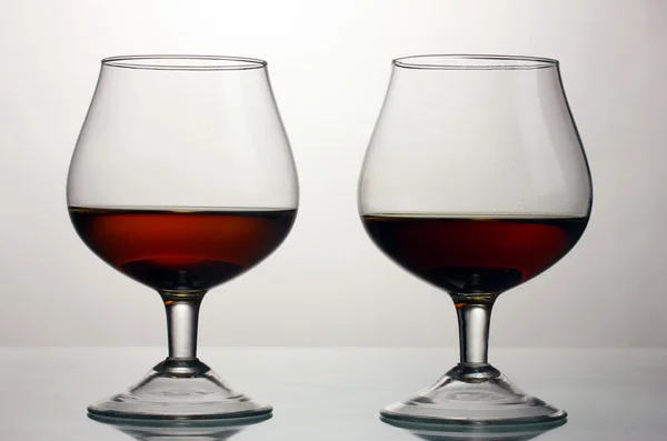 Två glas cognac isolerad på vit — Stockfoto