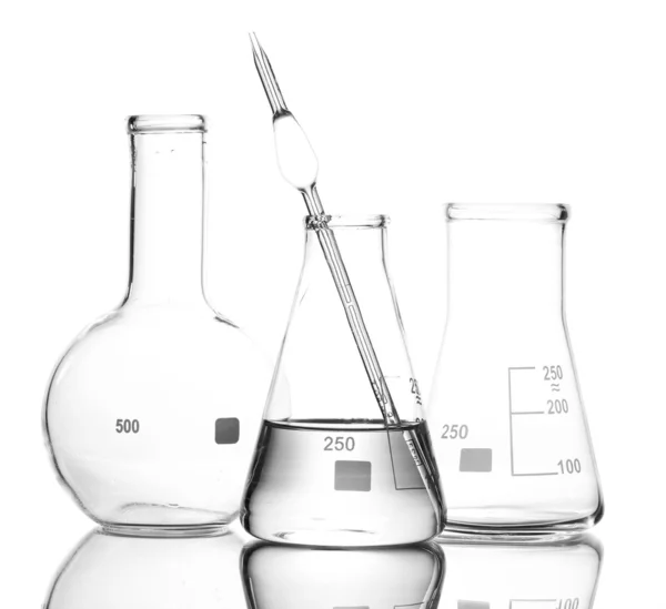 Um frasco com água e dois frascos vazios com reflexão isolados sobre branco — Fotografia de Stock