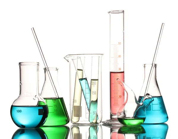 Vidros de laboratório diferentes com líquido colorido e com reflexão isolada em branco — Fotografia de Stock