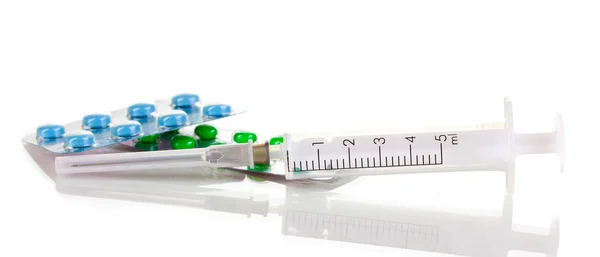 Spritze und Tabletten isoliert auf weiß — Stockfoto