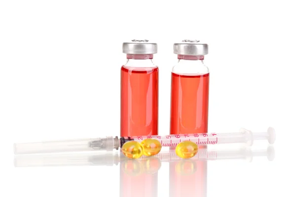 Seringa de insulina com ampolas médicas e comprimidos isolados em branco — Fotografia de Stock