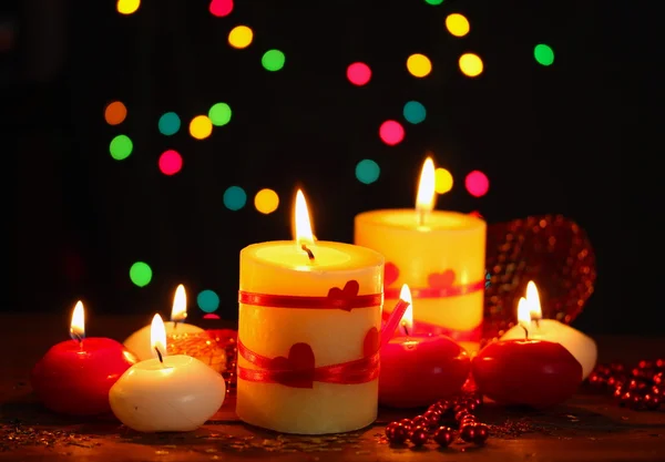 Hermosas velas sobre mesa de madera sobre fondo brillante —  Fotos de Stock