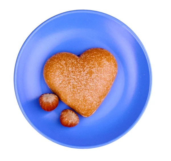 Печиво у формі серця з лісовим горіхом на блюдці ізольовано на білому — стокове фото
