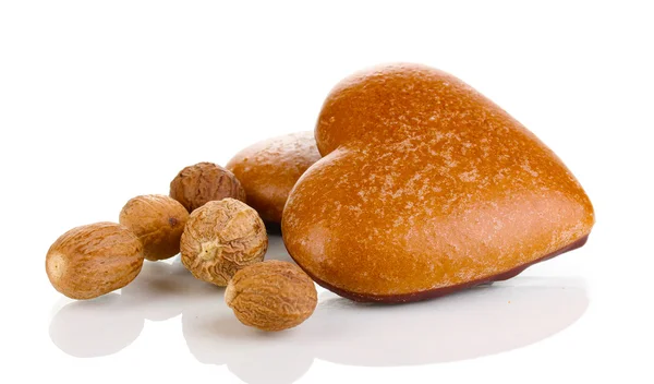 Herzförmige Kekse mit Muskatnüssen isoliert auf weiß — Stockfoto