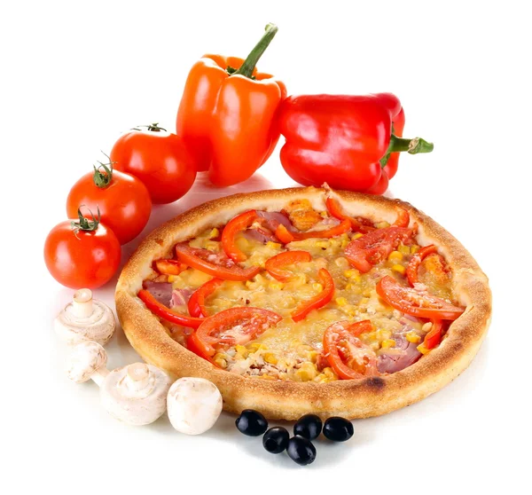 Aromatyczna pizza z warzywami i grzybami na białym tle — Zdjęcie stockowe