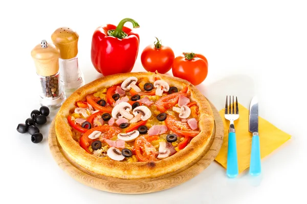 Pizza aromatica con verdure isolate su bianco — Foto Stock