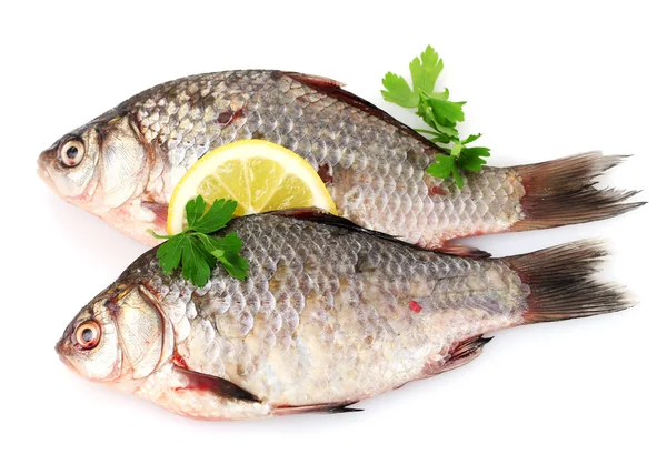 Pesci freschi con limone e prezzemolo isolati su bianco — Foto Stock