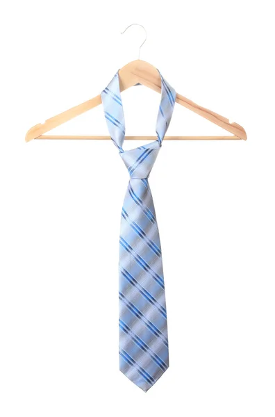 Elegante corbata azul en percha de madera aislada en blanco — Foto de Stock