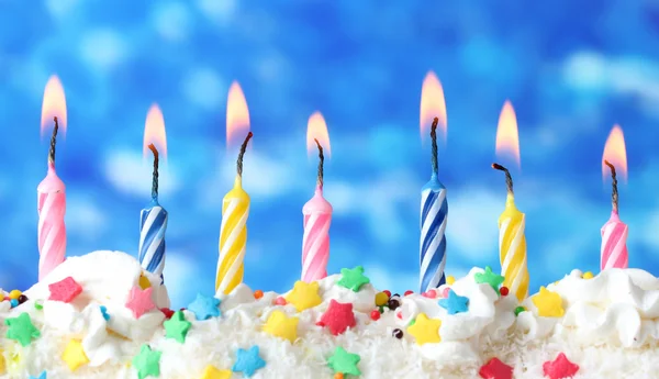 Krásné narozeniny svíčky na modrém pozadí — Stock fotografie