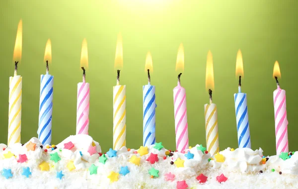 Mooie birthday kaarsen op groene achtergrond — Stockfoto