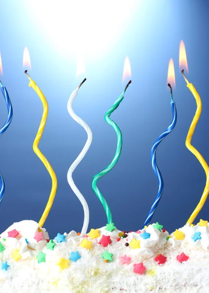 Hermosas velas de cumpleaños sobre fondo azul — Foto de Stock