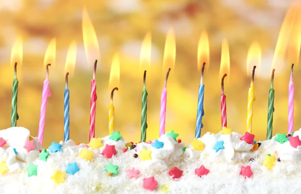 Schöne Geburtstagskerzen auf gelbem Hintergrund — Stockfoto