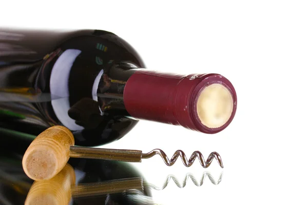 Бутылка отличного вина и штопор изолированы на белом — стоковое фото