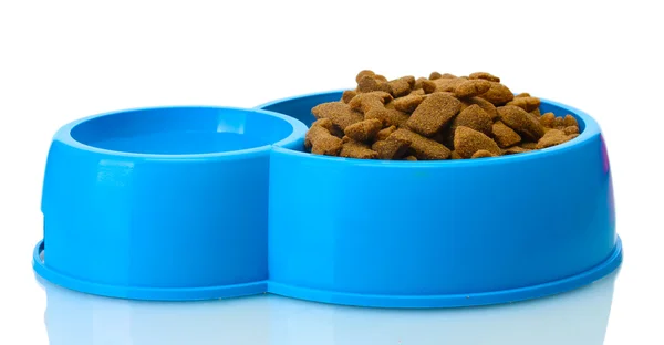 Comida de cão seco e água em tigela azul isolado em branco — Fotografia de Stock