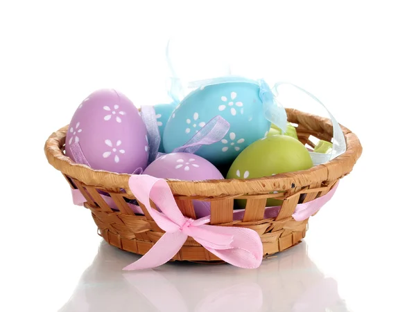 Huevos coloridos de Pascua en cesta aislados en blanco —  Fotos de Stock