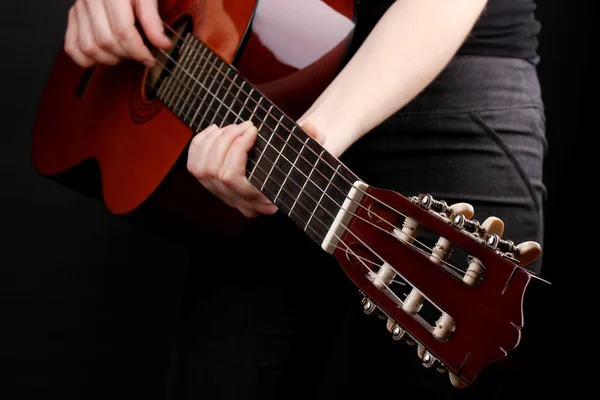 블랙에 고립 된 손에 기타 — 스톡 사진