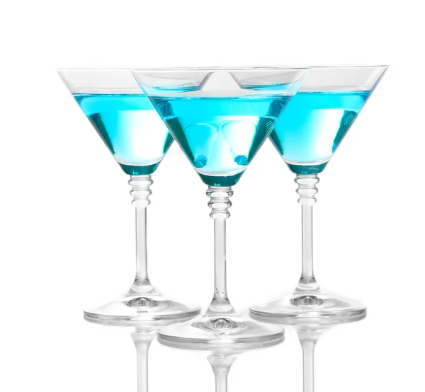 Coquetel azul em copos de martini isolados em branco — Fotografia de Stock