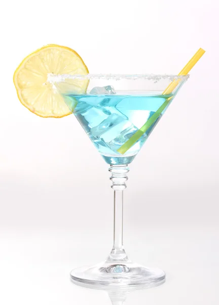 Μπλε κοκτέιλ σε ποτήρι μαρτίνι που απομονώνονται σε λευκό — Φωτογραφία Αρχείου