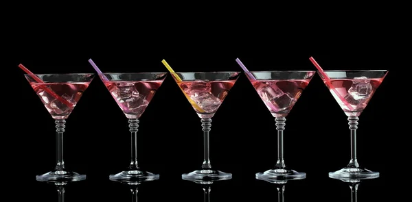 Cocktail rosso in bicchieri da martini isolati su nero — Foto Stock