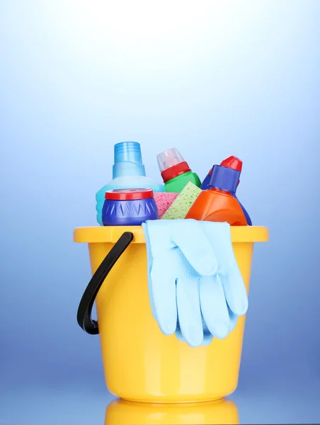 Κουβά με τον καθαρισμό αντικείμενα σε μπλε φόντο — Φωτογραφία Αρχείου
