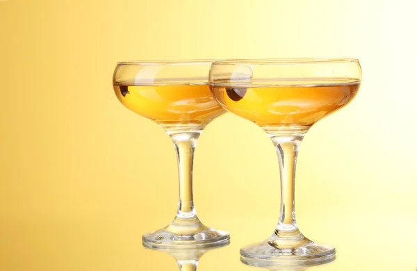 Bicchieri di champagne su sfondo giallo — Foto Stock