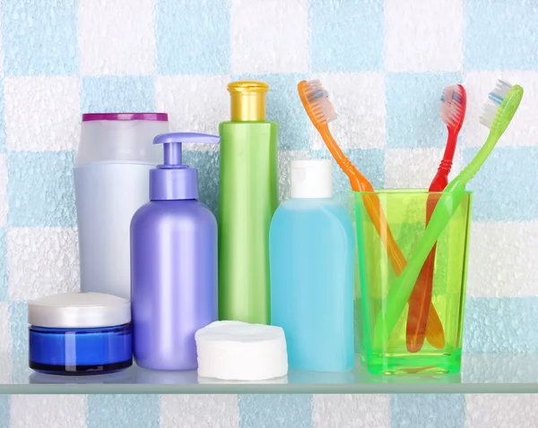 Kozmetikumok és piperecikkekkel felszerelt fürdőszoba polc — Stock Fotó