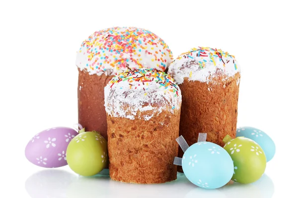 Hermosos pasteles de Pascua y huevos de colores aislados en blanco —  Fotos de Stock