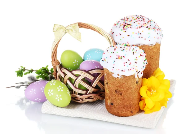 Hermosos pasteles de Pascua, huevos coloridos en cesta y flores aisladas en blanco —  Fotos de Stock