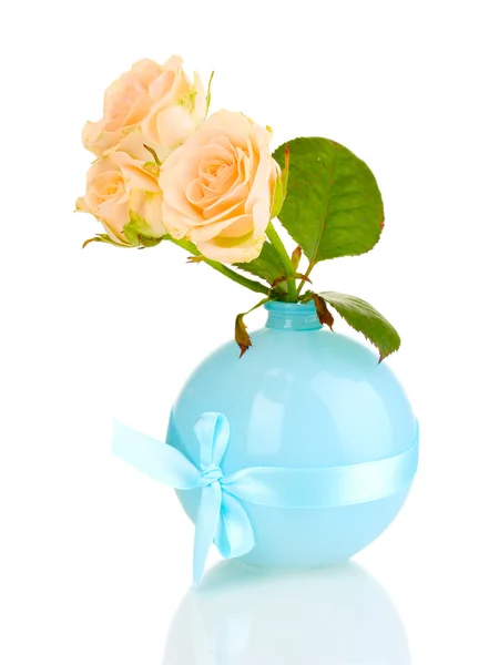 Hermosas rosas en jarrón aislado en blanco —  Fotos de Stock