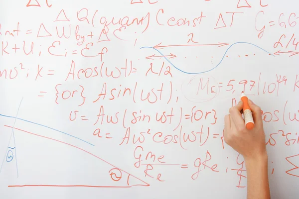Schreiben auf dem Whiteboard Formeln, Nahaufnahme — Stockfoto