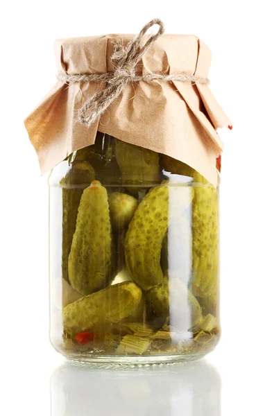 Gemarineerde komkommers in een glazen pot geïsoleerd op wit — Stockfoto