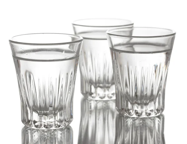 Drei Glas Wodka isoliert auf weiß — Stockfoto