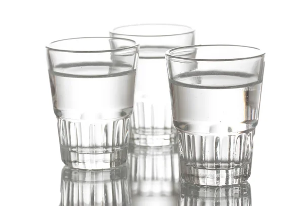 Tre bicchieri di vodka isolati su bianco — Foto Stock