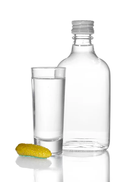 Butelka wódki i lampka z ogórka na białym tle — Zdjęcie stockowe