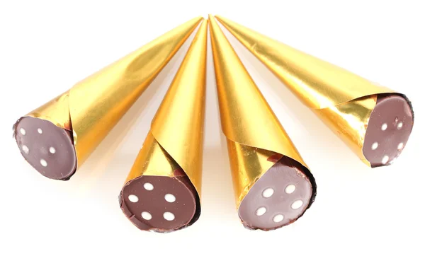 Caramelos en forma de cuerno en el paquete de oro aislado en blanco — Foto de Stock