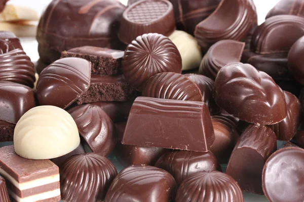 Wiele różnych cukierków czekoladowych zbliżenie — Zdjęcie stockowe