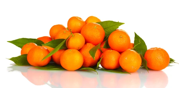 Mandarinas sabrosas maduras con hojas aisladas en blanco —  Fotos de Stock
