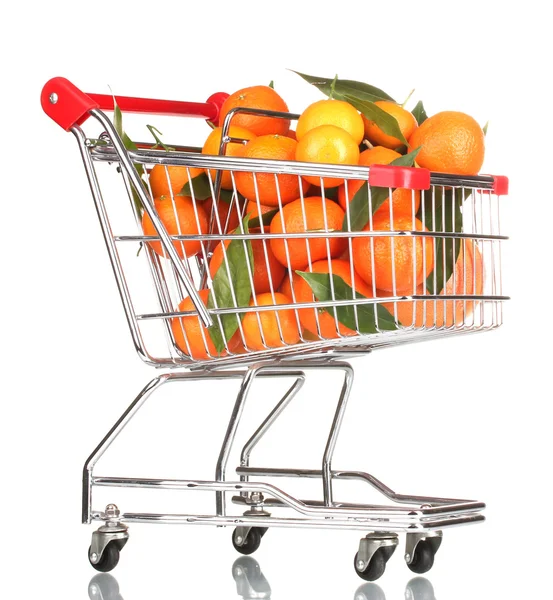 Rijp smakelijke mandarijnen in winkelwagen geïsoleerd op wit — Stockfoto