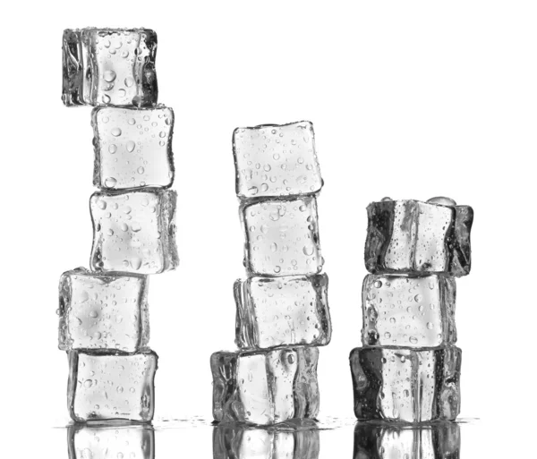Cubes de glace en fusion isolés sur blanc — Photo