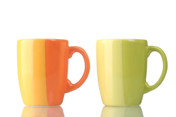 Две цветные чашки изолированы на белом — стоковое фото