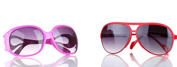 Óculos de sol de duas mulheres rosa e vermelho isolado em branco — Fotografia de Stock