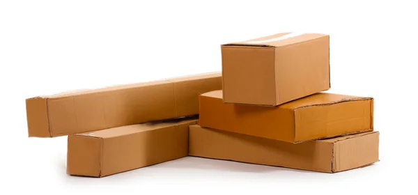 Cajas de cartón marrón aisladas en blanco —  Fotos de Stock