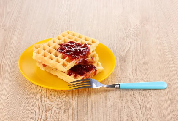Ahşap zemin üzerinde plaka reçel ile lezzetli waffle — Stok fotoğraf