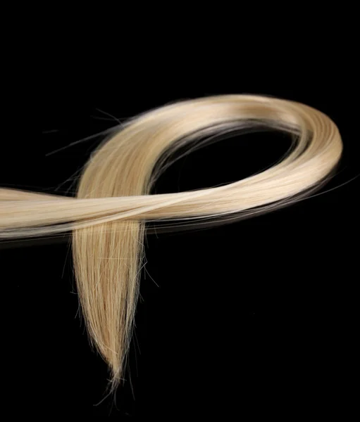 Cheveux blonds brillants isolés sur noir — Photo