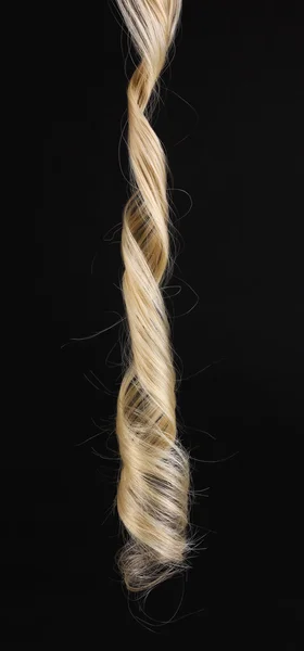 黒に分離した巻き毛のブロンドの髪 — ストック写真