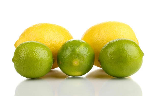 Limoni e lime freschi isolati su bianco — Foto Stock